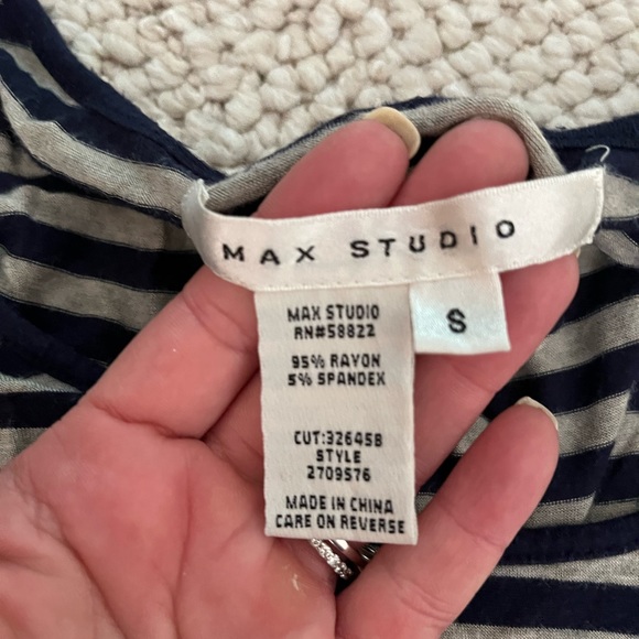 Woman’s long sleeve top - Picture 2 of 6